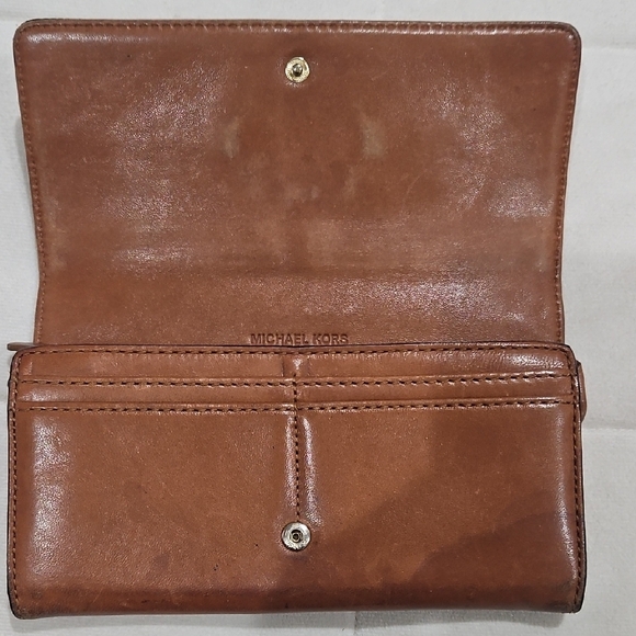 Michael Kors Tan Leather Wallet with Gold Logo - Picture 3 of 13